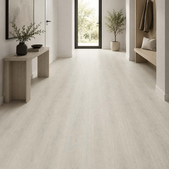 Designboden Oak Silver Amorim mit Kork Trittschalldämmung in einem hellen modernen Flur