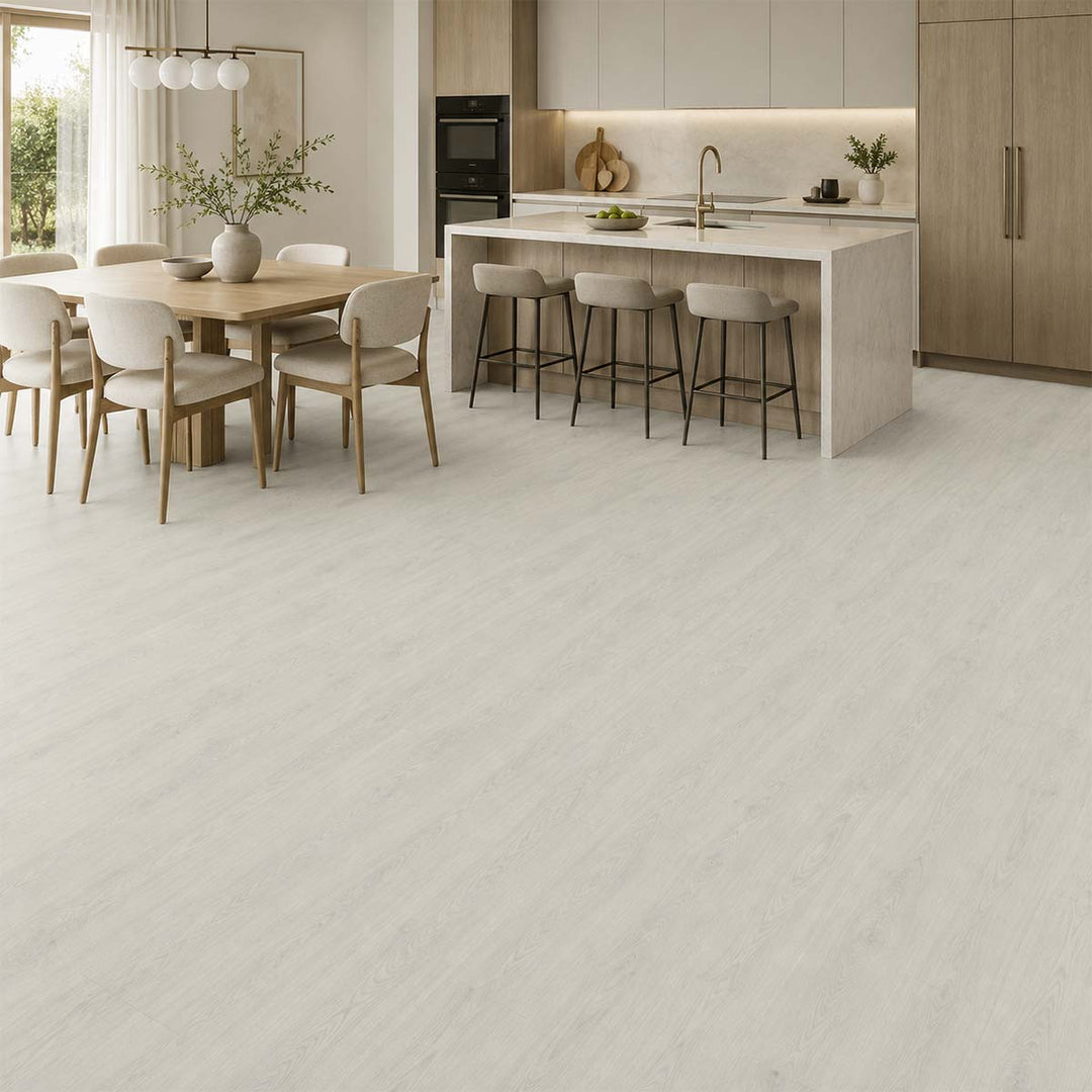 Designboden Oak Silver Amorim mit Kork Trittschalldämmung in einer hellen Küche mit Essbereich