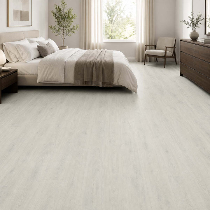 Designboden Oak Silver Amorim mit Kork Trittschalldämmung in einem hellen Schlafzimmer