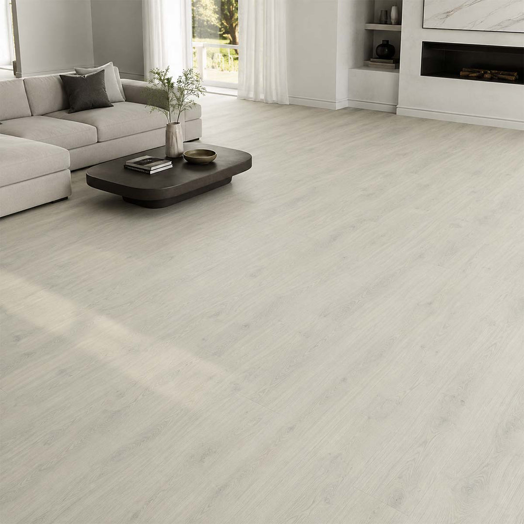 Designboden Oak Silver Amorim mit Kork Trittschalldämmung in einem hellen modernen Wohnzimmer
