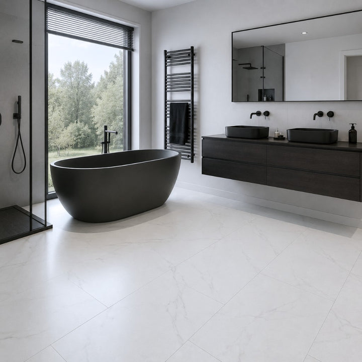 Marmoroptik-Vinylboden GreenLine Silent XL Stone verlegt im modernen Bad mit freistehender schwarzer Badewanne