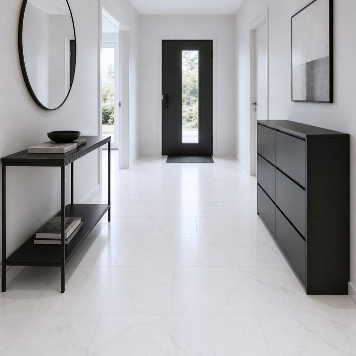 Weiße Marmoroptik-Fliese GreenLine Silent XL Stone verlegt in hellem Flur mit dunklem Konsolentisch und Kommode