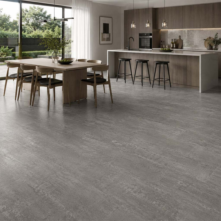 Klick Vinyl Beton Elara mit Trittschalldämmung in Küche und Essbereich