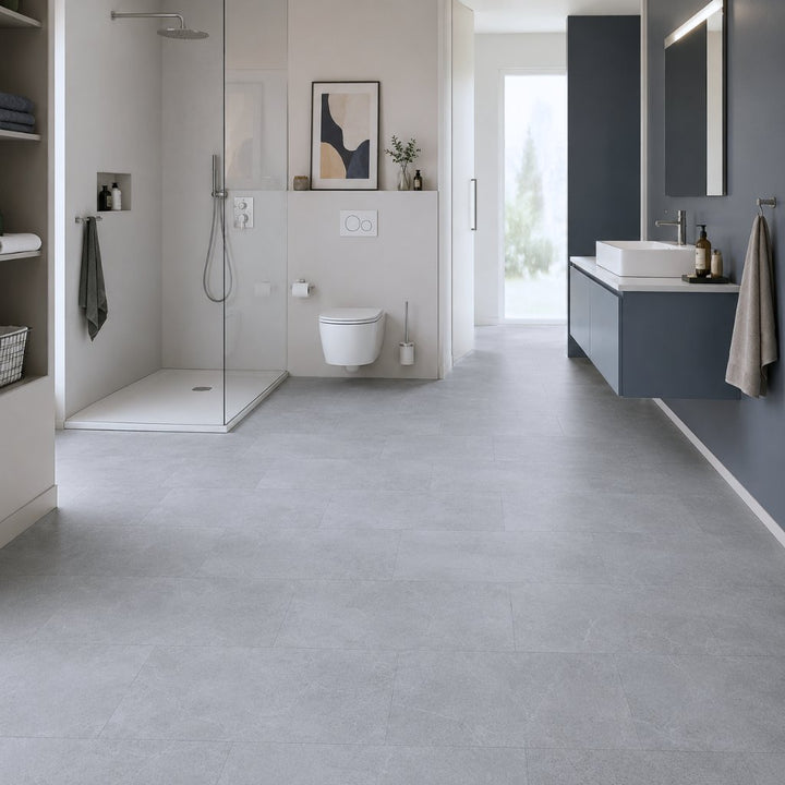 Klick Vinylboden Betonoptik Gala im modernen, barrierefreien Badezimmer mit bodengleicher Dusche – Reud Bodenarena