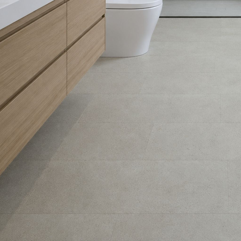 Nahaufnahme der Betonoptik-Oberfläche von Klick Vinyl Betonoptik Stone Sand im Badezimmer