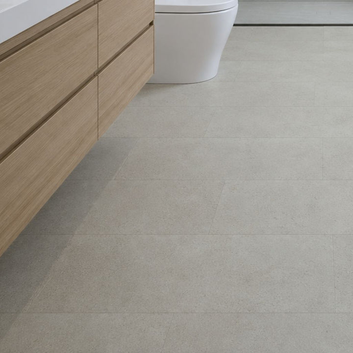 Nahaufnahme der Betonoptik-Oberfläche von Klick Vinyl Betonoptik Stone Sand im Badezimmer