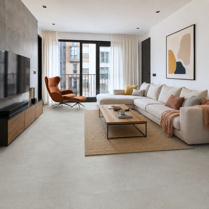 Klick Vinyl Betonoptik Stone Sand in einem modernen, hellen Wohnzimmer