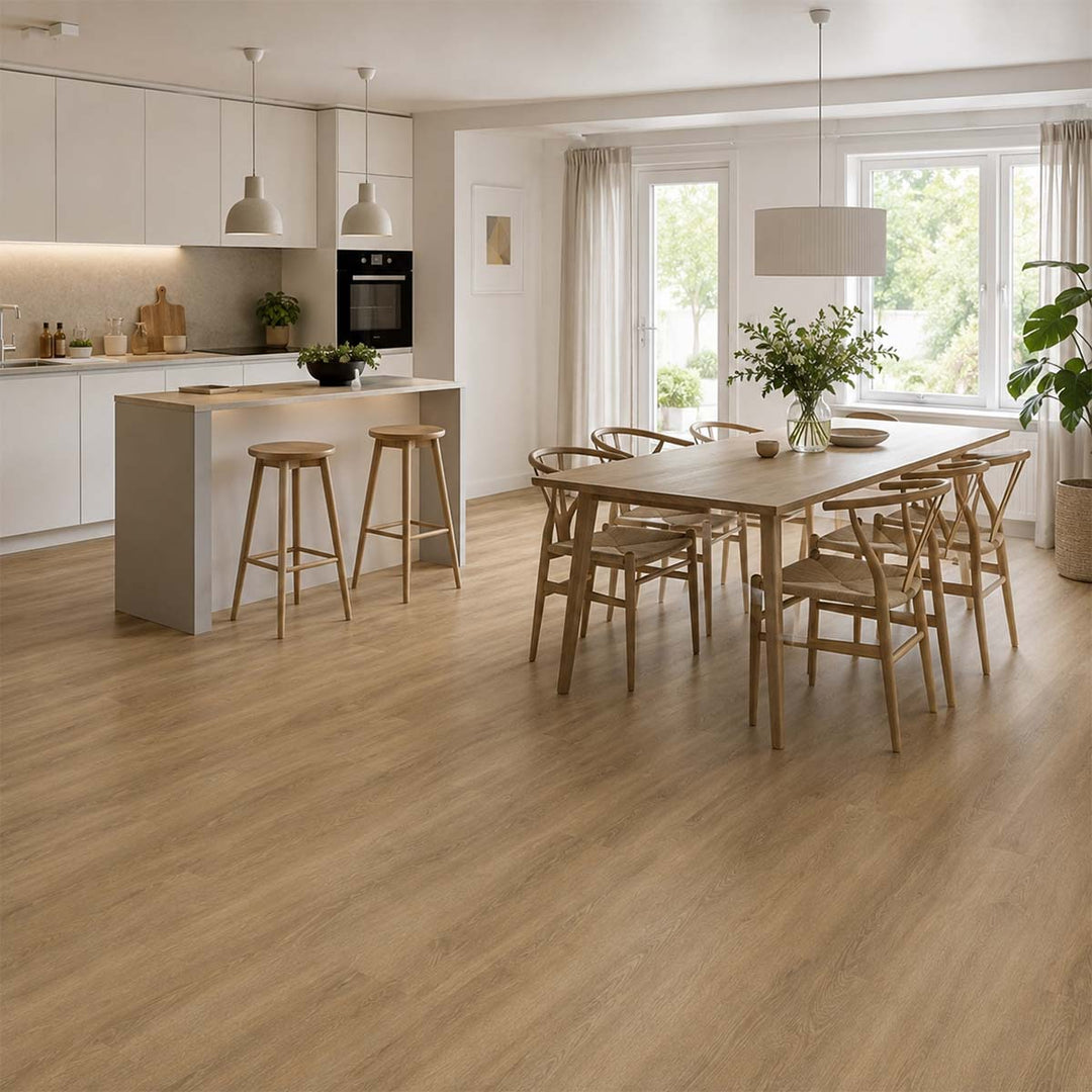 Klick Vinyl Bodencouture SolidCore Santini mit Trittschall in einer hellen Küche mit Essbereich
