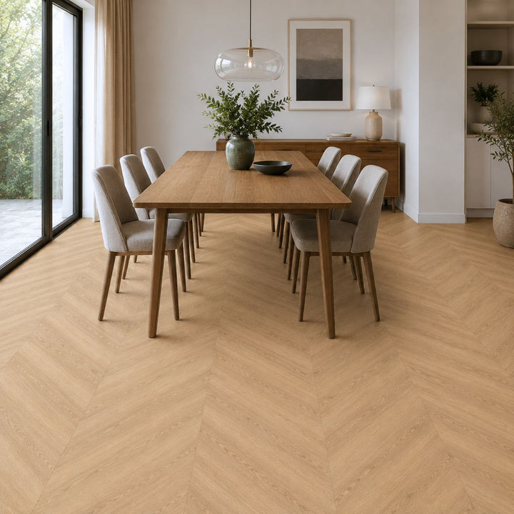 Klick Vinyl Chevron Eiche Amber im Esszimmer verlegt, warme Eichenoptik mit elegantem Chevron-Muster – Reud Bodenarena