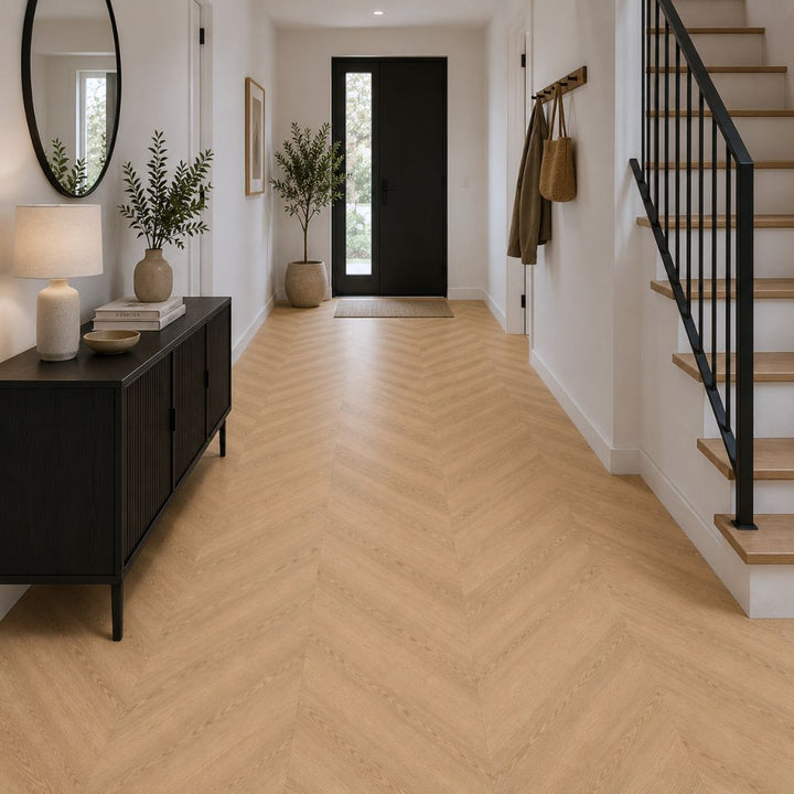 Klick Vinyl Chevron Eiche Amber im Flur verlegt, strapazierfähig und stilvoll für stark frequentierte Bereiche – Reud Bodenarena