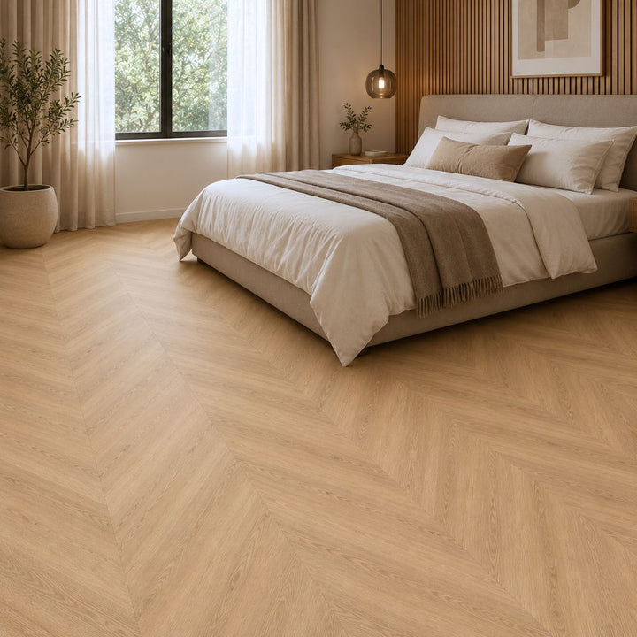 Klick Vinyl Chevron Eiche Amber im Schlafzimmer, warme Eichenoptik für eine wohnliche Atmosphäre – Reud Bodenarena