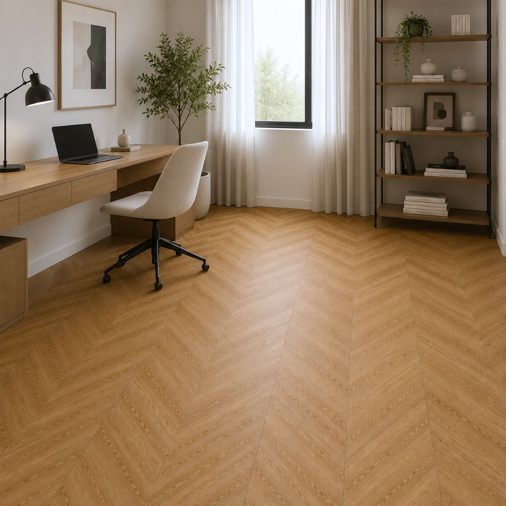Klick Vinyl Chevron Eiche Maroni im Home-Office verlegt, warme dunkle Eichenoptik im Chevron-Muster – Reud Bodenarena