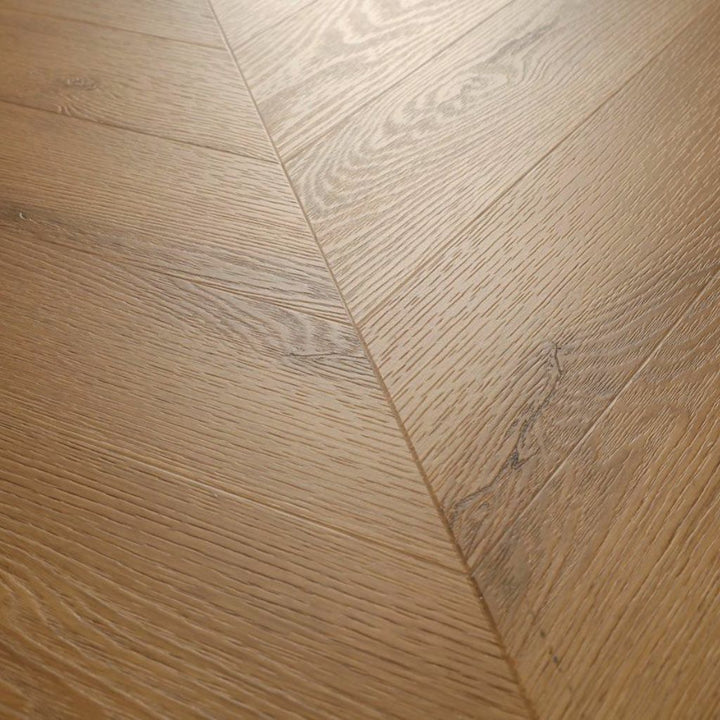 Detailaufnahme der Oberflächenstruktur von Klick Vinylboden Eiche Maroni mit naturgetreuer Maserung – Reud Bodenarena