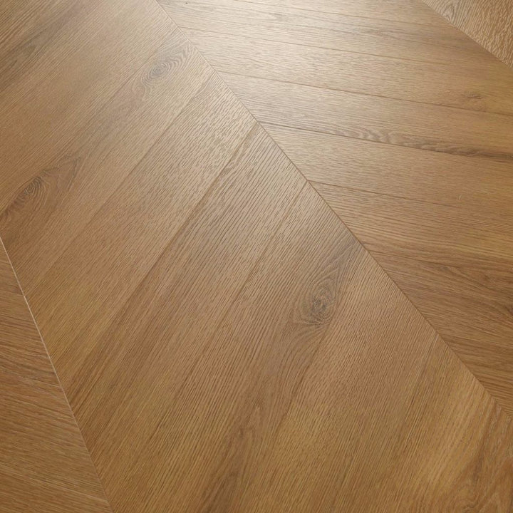 Klick Vinylboden Eiche Maroni in Chevron-Verlegung mit warmer Holzoptik im Nahaufnahme – Reud Bodenarena