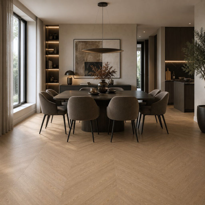 Klick Vinyl Chevron Eiche Sahara im Esszimmer verlegt, sandige Holzoptik im Chevron-Muster – Reud Bodenarena