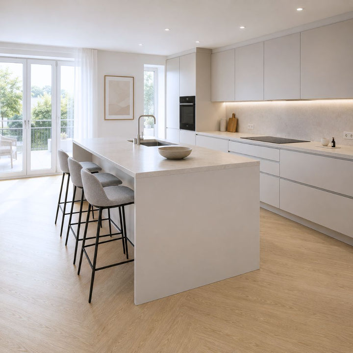 Klick Vinyl Chevron Eiche Sahara in der Küche verlegt, helle sandige Holzoptik im Chevron-Muster – Reud Bodenarena 