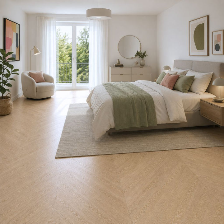 Klick Vinyl Chevron Eiche Sahara im Schlafzimmer, warme sandige Holzoptik für gemütliche Atmosphäre – Reud Bodenarena