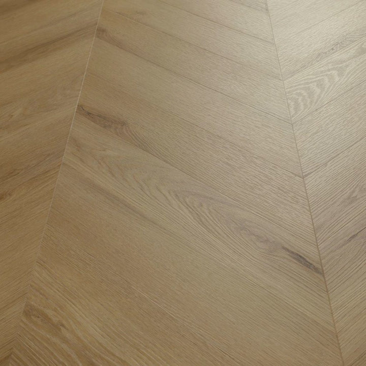 Klick Vinylboden Eiche Sahara in Chevron-Verlegung mit feiner Holzoptik im Nahaufnahme – Reud Bodenarena