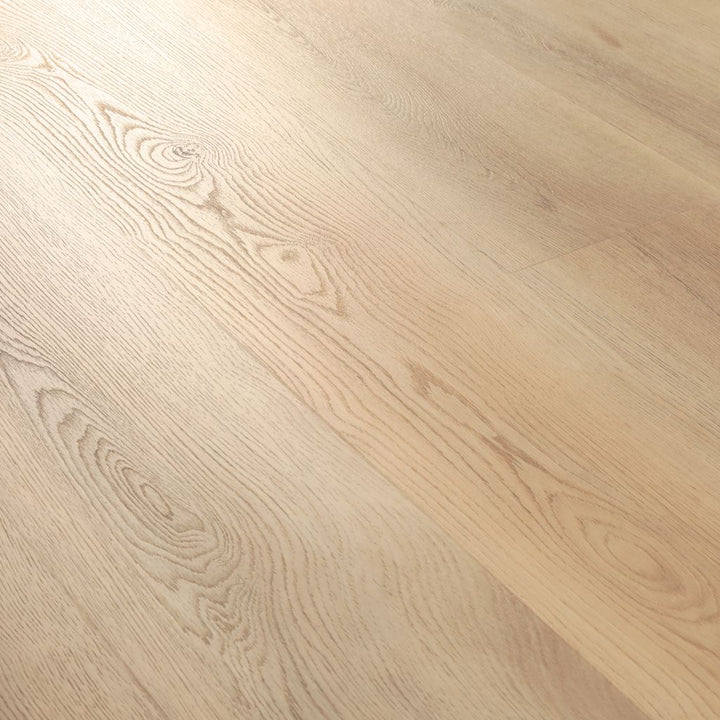 Nahaufnahme der Oberfläche von Klick Vinylboden Eiche Alva mit fühlbarer Holzstruktur – Reud Bodenarena