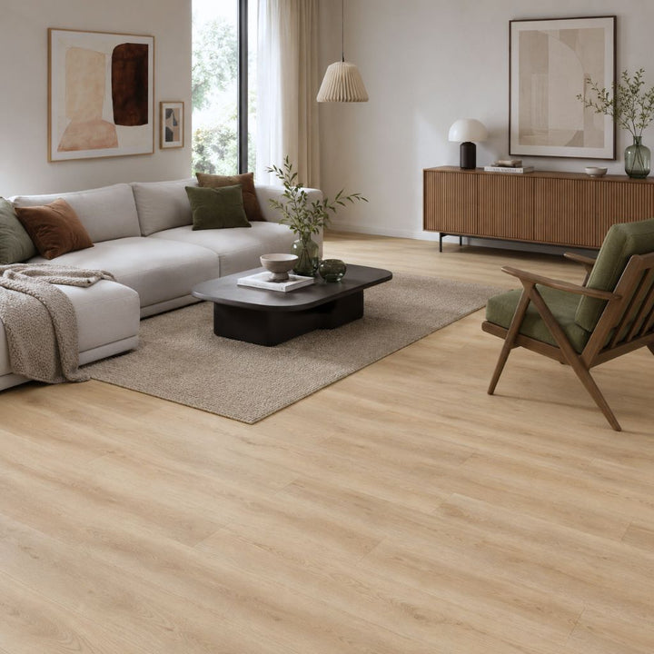 Klick Vinylboden Eiche Alva im offenen Wohnzimmer mit Sideboard, Sessel und Sofa – Reud Bodenarena
