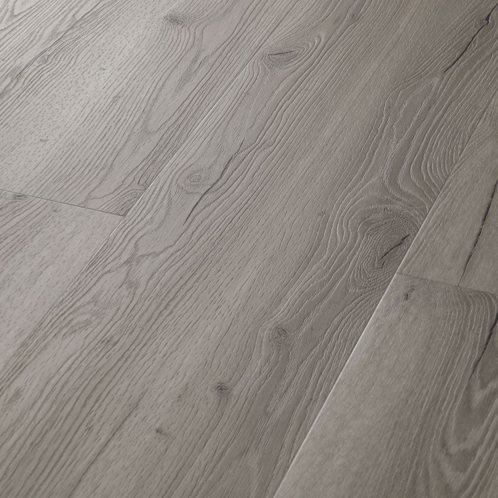 Strukturdetail der grauen Holzoptik von Klick Vinyl Eiche Bali in Dielenoptik von Reud Bodenarena
