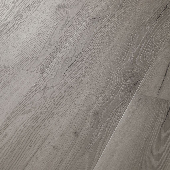 Strukturdetail der grauen Holzoptik von Klick Vinyl Eiche Bali in Dielenoptik von Reud Bodenarena