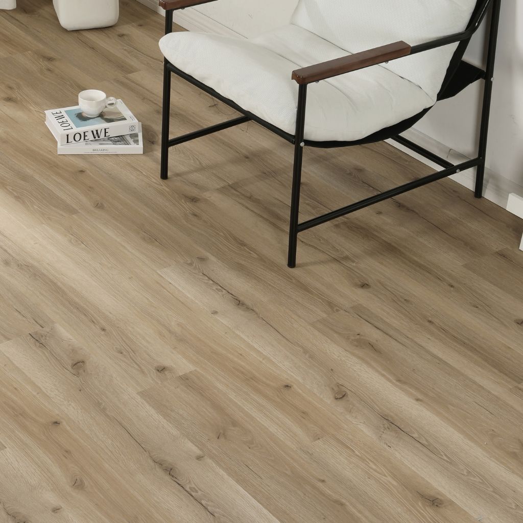 Klick Vinyl Eiche Dolo in Naturtönen mit Trittschalldämmung unter Sessel im Wohnzimmer von Reud Bodenarena