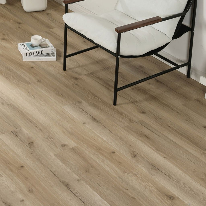 Klick Vinyl Eiche Dolo in Naturtönen mit Trittschalldämmung unter Sessel im Wohnzimmer von Reud Bodenarena