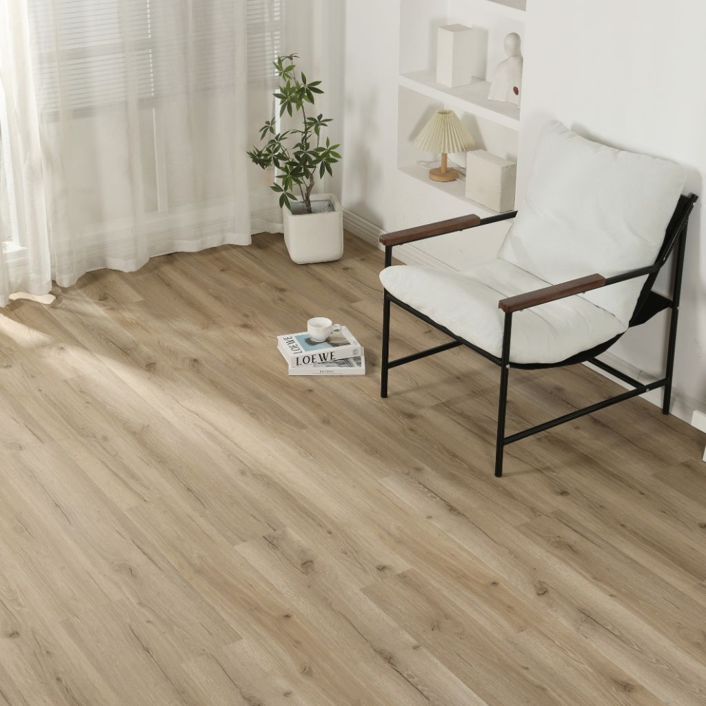 Helles Wohnzimmer mit Klick Vinyl Eiche Dolo in natürlicher Landhausdielenoptik von Reud Bodenarena