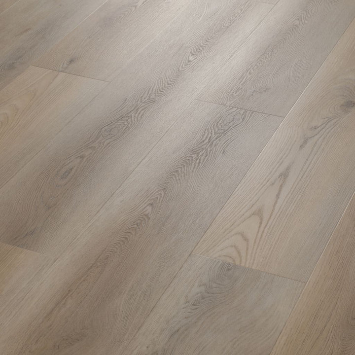 Verlegte Vinyldielen Eiche Feli in grau-beiger Holzoptik mit feinen Stoßfugen von Reud Bodenarena