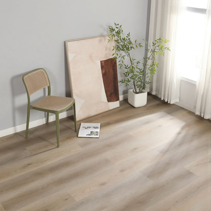Klick Vinyl Eiche Feli grau-beige mit Trittschalldämmung im Raum mit olivgrünem Stuhl von Reud Boden