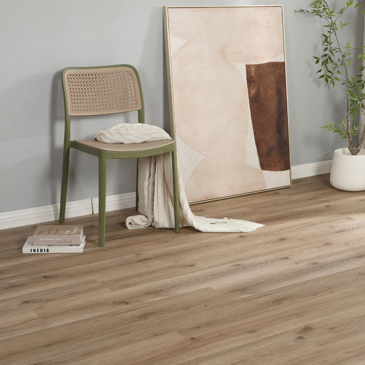 Klick Vinyl Eiche Funda in Braun mit Trittschalldämmung neben Stuhl und Wandbild von Reud Bodenarena