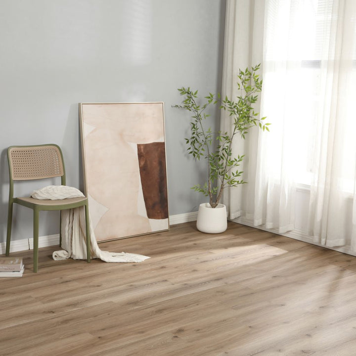 Heller Wohnraum mit Klick Vinyl Eiche Funda in natürlicher brauner Landhausdielenoptik von Reud Bodenarena