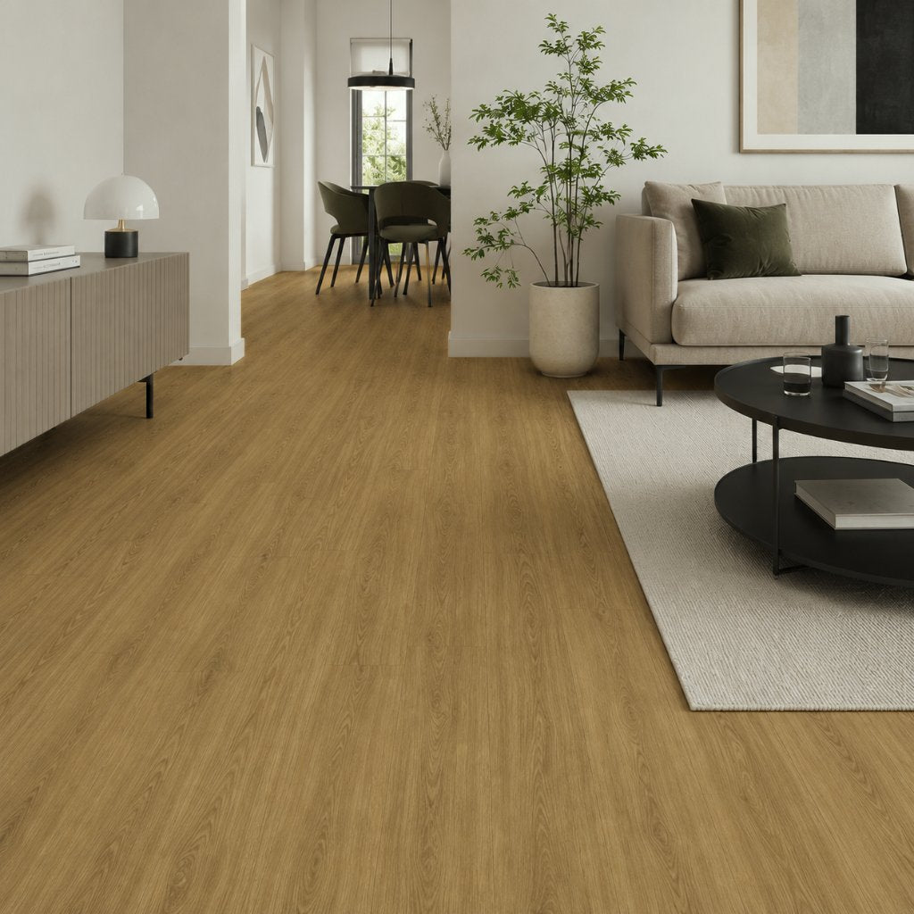 Eiche-Honey-Klick-Vinyl mit Trittschalldämmung in elegantem, offenem Wohn-Essbereich – Reud Bodenarena

