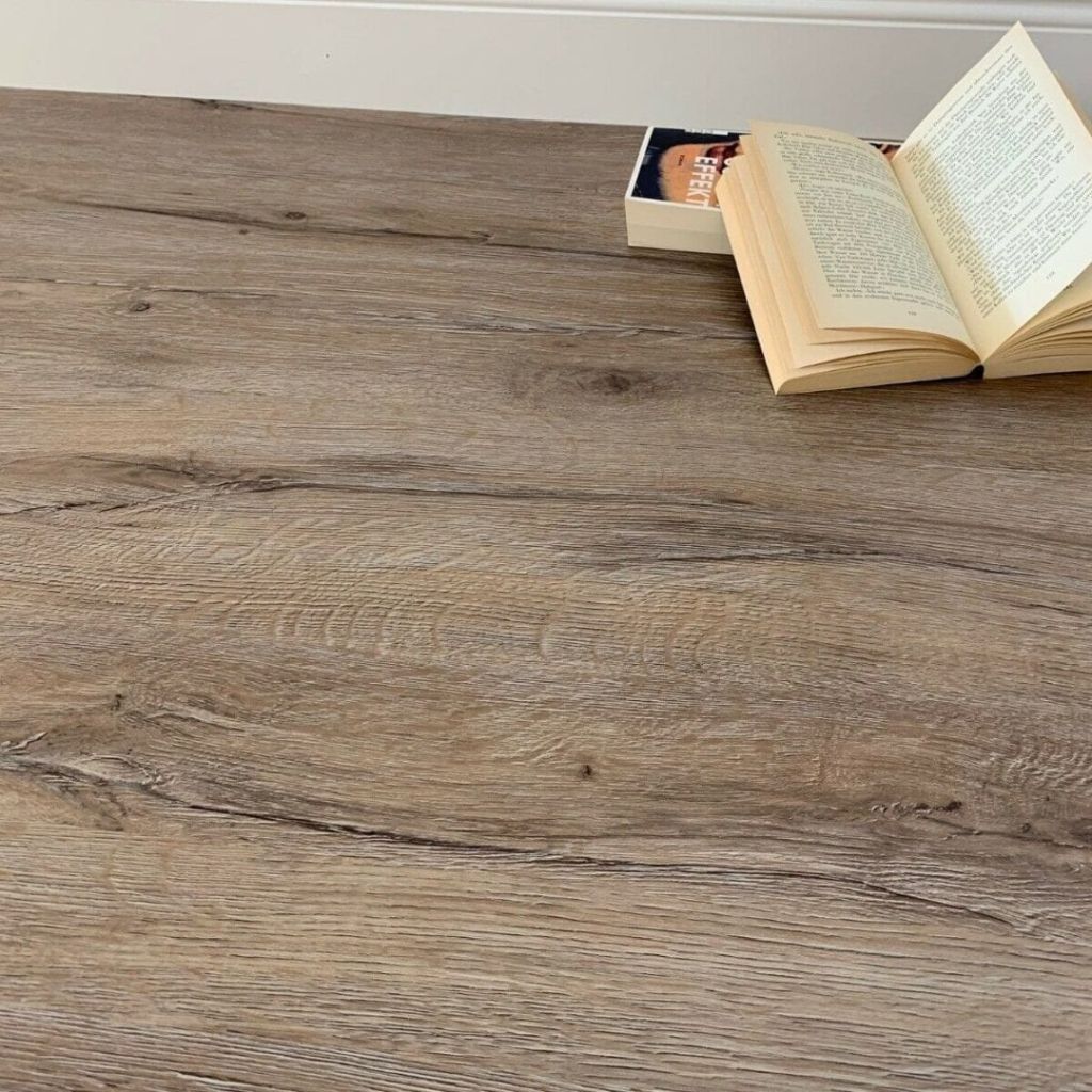 Klick Vinyl Eiche Hudson River Landhausdiele, Detail der graubeigen Dielen mit Struktur von Reud Bodenarena