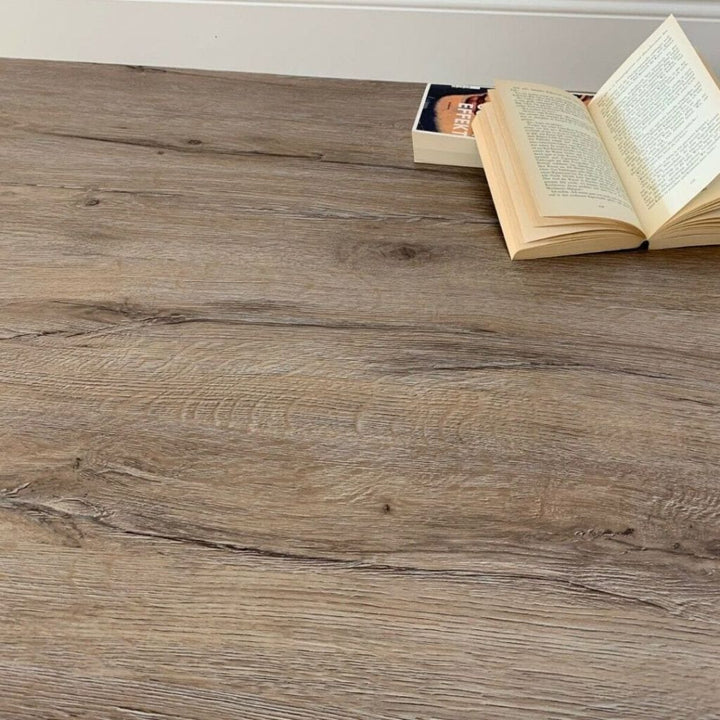 Klick Vinyl Eiche Hudson River Landhausdiele, Detail der graubeigen Dielen mit Struktur von Reud Bodenarena