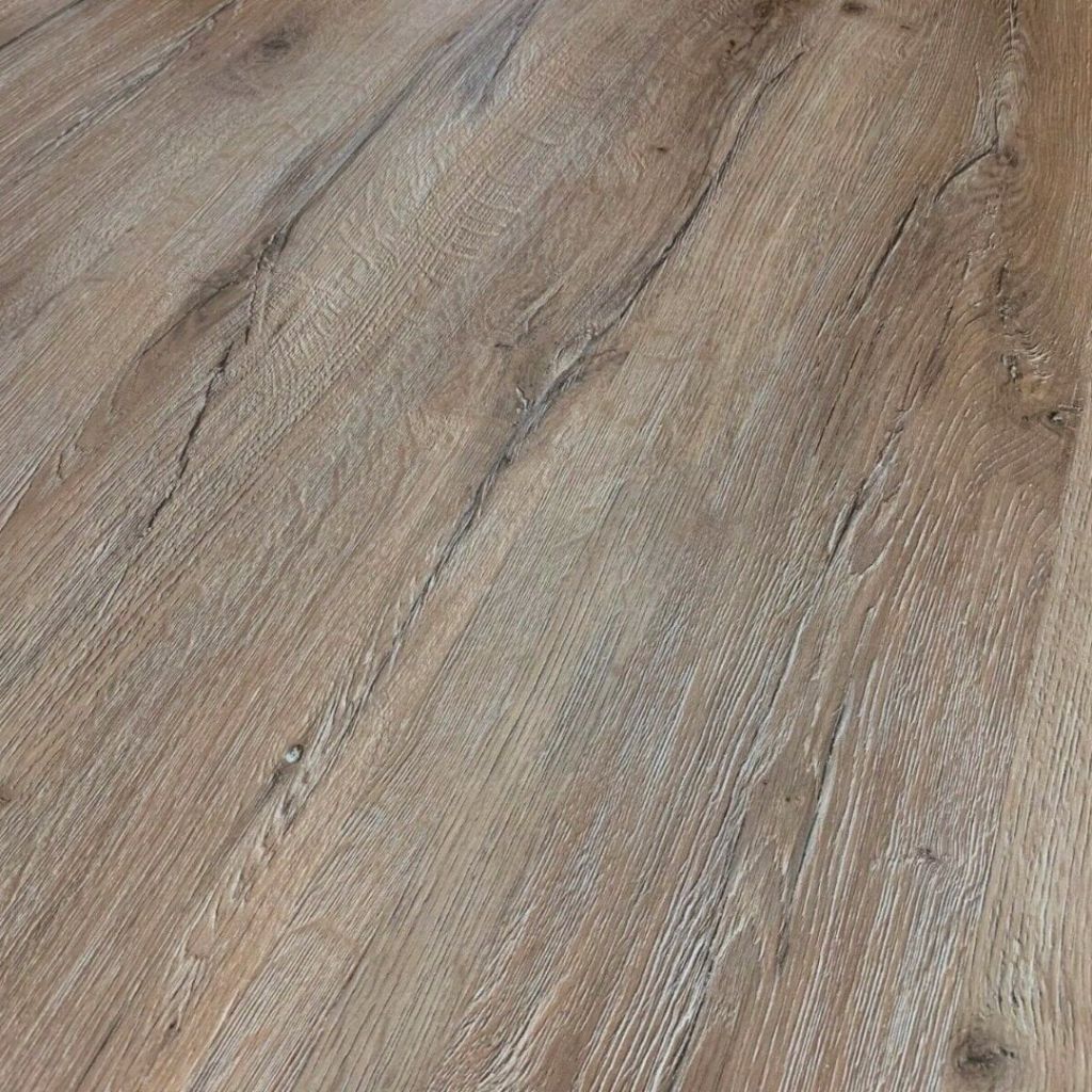 Klick Vinyl Eiche Hudson River, Nahaufnahme der rustikalen Oberfläche mit Rissen und Ästen von Reud Bodenarena