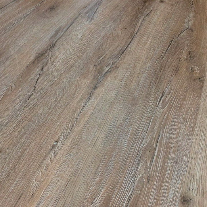 Klick Vinyl Eiche Hudson River, Nahaufnahme der rustikalen Oberfläche mit Rissen und Ästen von Reud Bodenarena