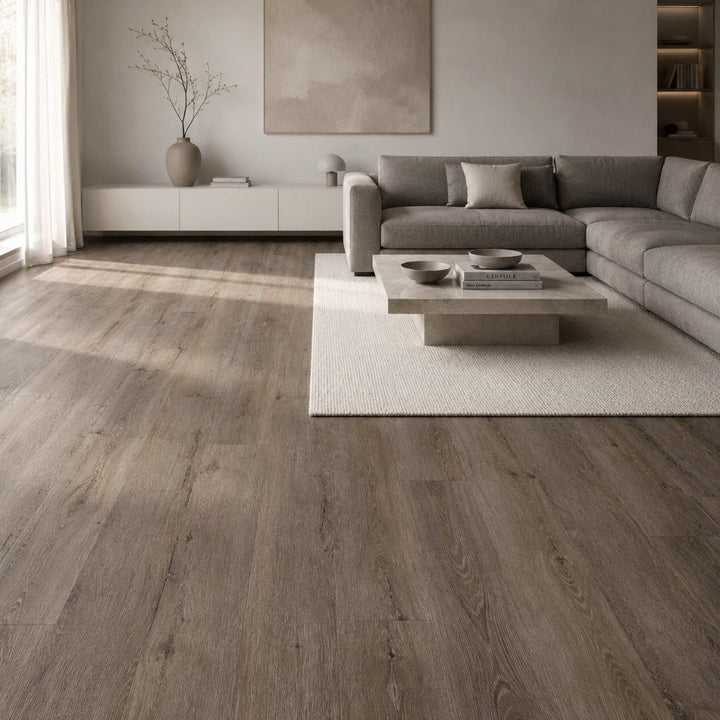 Klick Vinyl Eiche Hudson River im modernen Wohnraum mit grauem Ecksofa von Reud Bodenarena