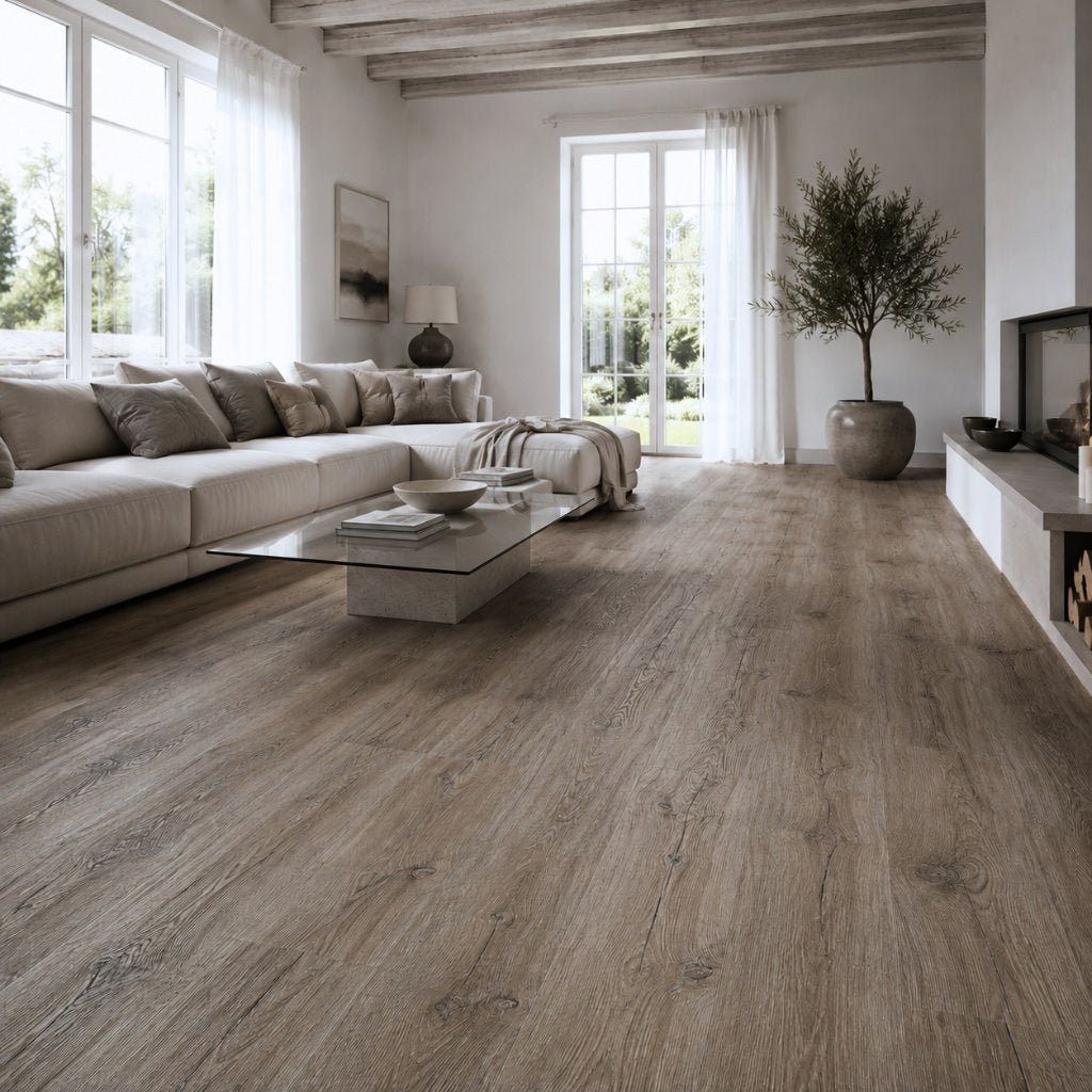 Klick Vinyl Eiche Hudson River in rustikaler graubeiger Holzoptik im hellen Wohnzimmer von Reud Bodenaren