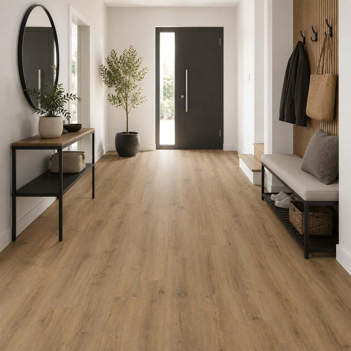 Klick Vinyl Eiche Kangri Naturbraun mit Trittschalldämmung in einem modernen Flur