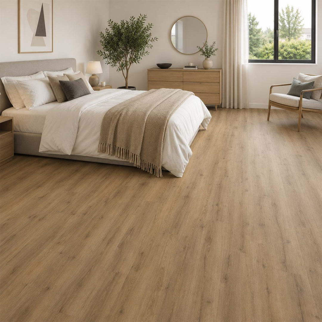 Klick Vinyl Eiche Kangri Naturbraun mit Trittschalldämmung in einem hellen Schlafzimmer