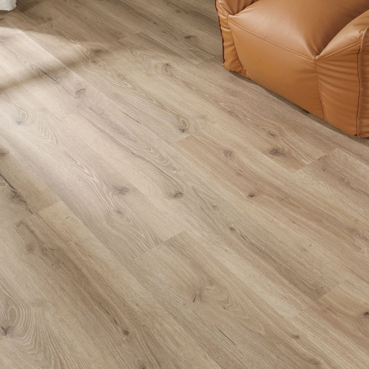 Klick Vinyl Eiche Kern in rustikaler Holzoptik mit Ästen und Rissen, Detail mit Ledersessel von Reud Bodenarena