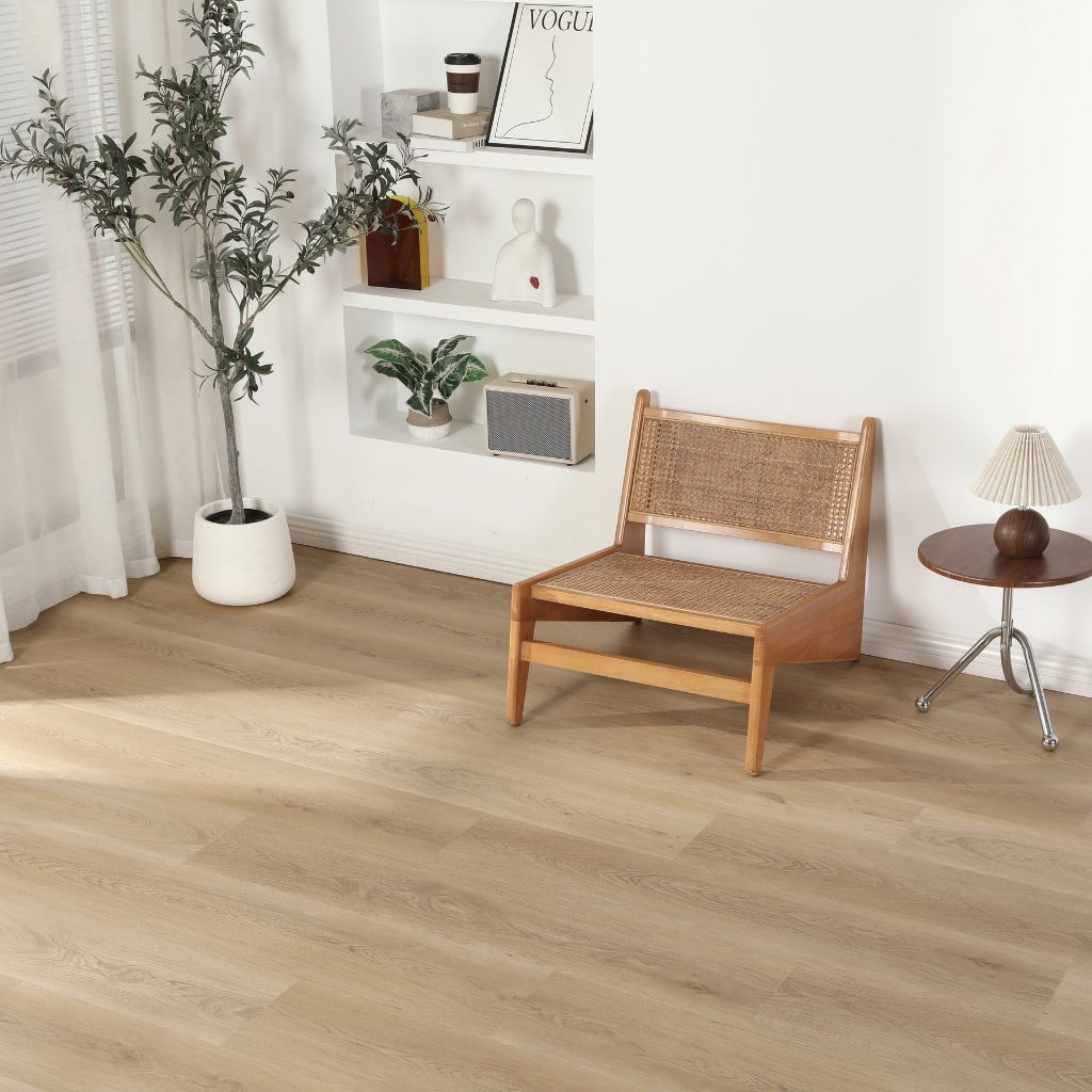 Klick Vinyl Eiche Lea hell mit Trittschalldämmung im Wohnraum mit Rattan-Sessel von Reud Bodenarena