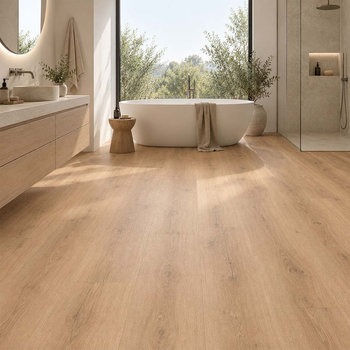 Klick Vinyl Eiche Mocca Rigid mit Trittschalldämmung in einem hellen Badezimmer mit warmer Eichenoptik
