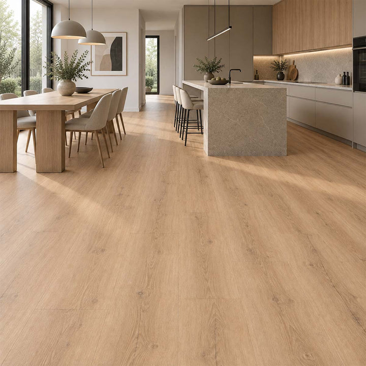 Klick Vinyl Eiche Mocca Rigid mit Trittschalldämmung in einer modernen Küche mit Essbereich und warmer Eichenoptik