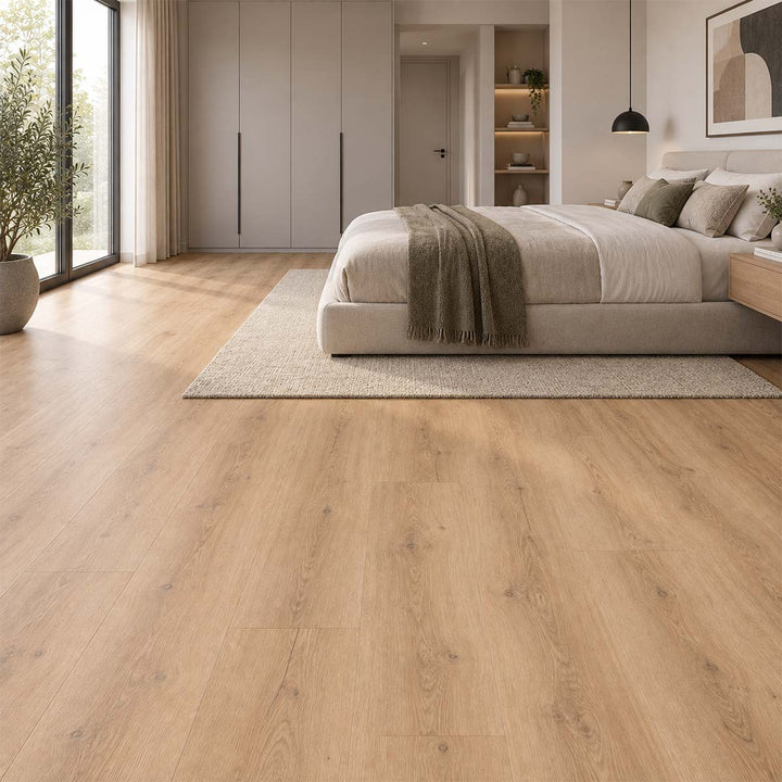 Klick Vinyl Eiche Mocca Rigid mit Trittschalldämmung in einem ruhigen modernen Schlafzimmer mit warmer Holzoptik
