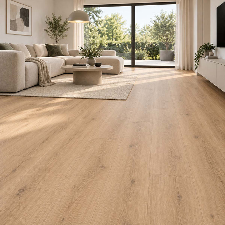 Klick Vinyl Eiche Mocca Rigid mit Trittschalldämmung in einem hellen modernen Wohnzimmer mit natürlicher Eichenoptik