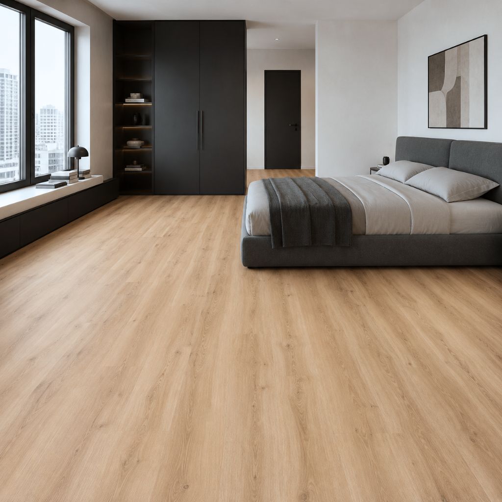 Warmer Eiche-Vinylboden im Schlafzimmer mit dunklem Polsterbett und Panoramafenster – Reud Bodenarena
