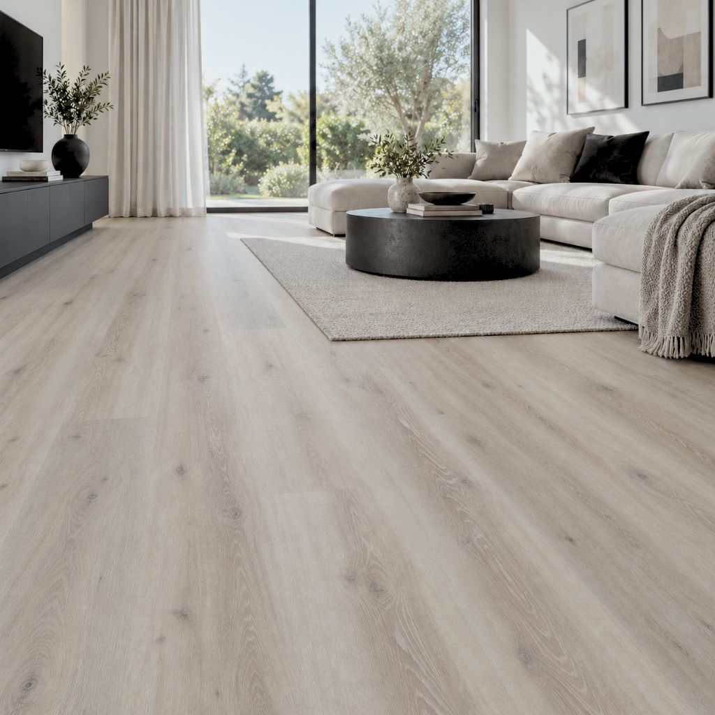 Helles Wohnzimmer mit Klick Vinyl Eiche Name als breite Landhausdiele in grau-beiger Eichenoptik von Reud Bodenarena
